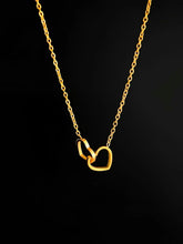 Halskette von mit zwei ineinander verschmolzenen Herz Anhängern, 18k vergoldet